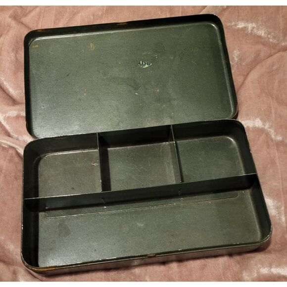 VINTAGE POCKET TACKLE BOX  Army Green 7.5in by 4.5in by 1.5in tall - Picture 1 of 3